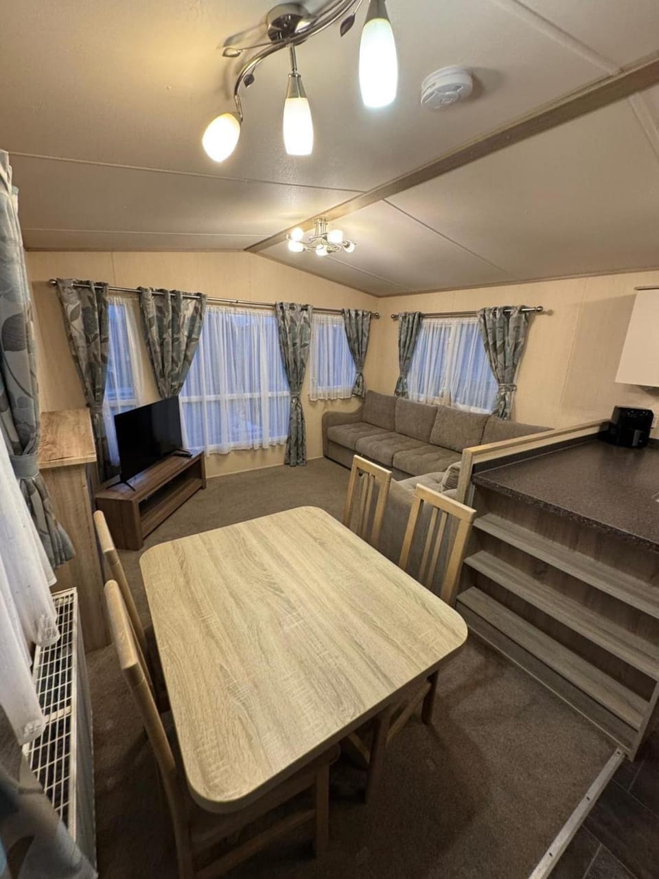 Communal lounge/ TV room, TV and multimedia, Living room, Seating area, Dining area, fireplace