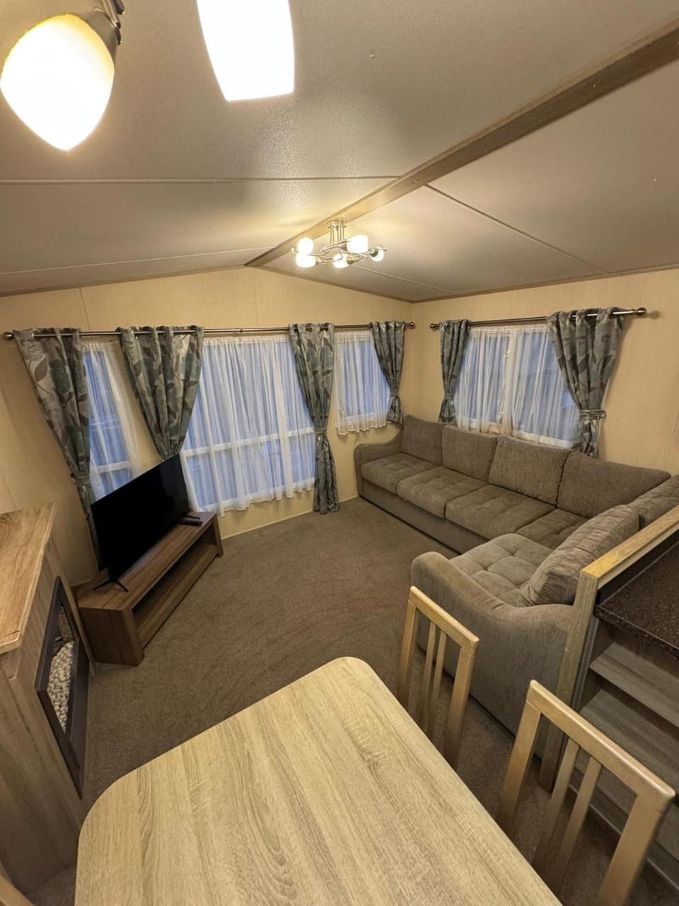 TV and multimedia, Living room, Photo of the whole room, Seating area, Bedroom