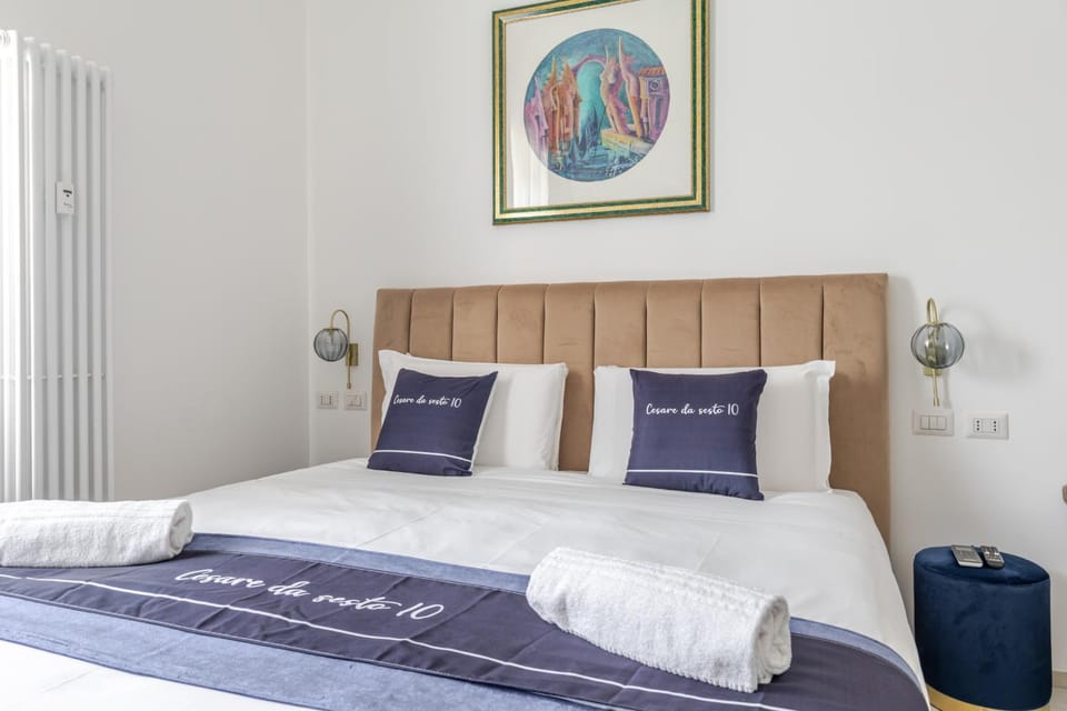 Bed, Photo of the whole room, towels