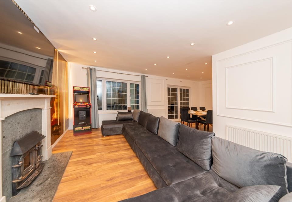 Free parking Sleeps 9 Fully Equipped Playroom House in Reading