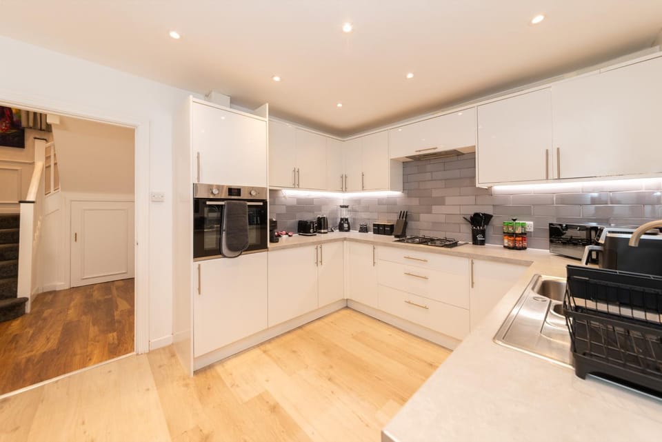 Free parking Sleeps 9 Fully Equipped Playroom House in Reading