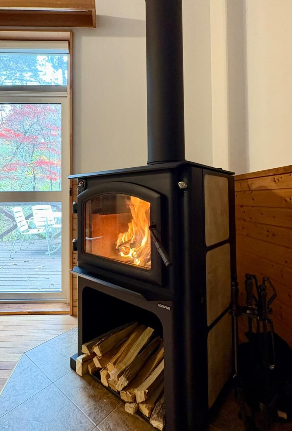 Living room, Dining area, fireplace, heating