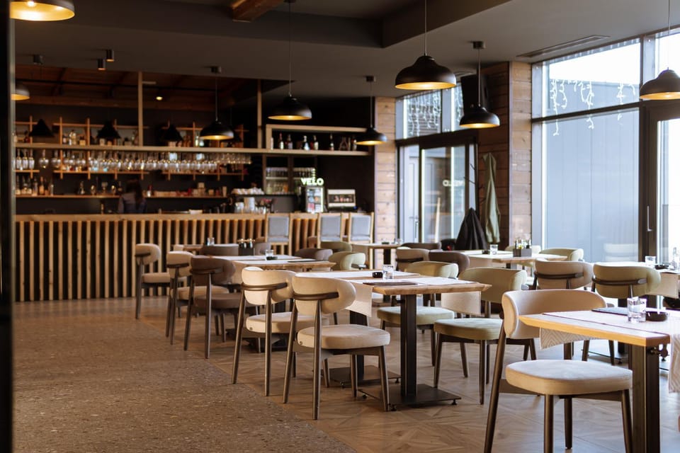 Restaurant/places to eat, Lounge or bar