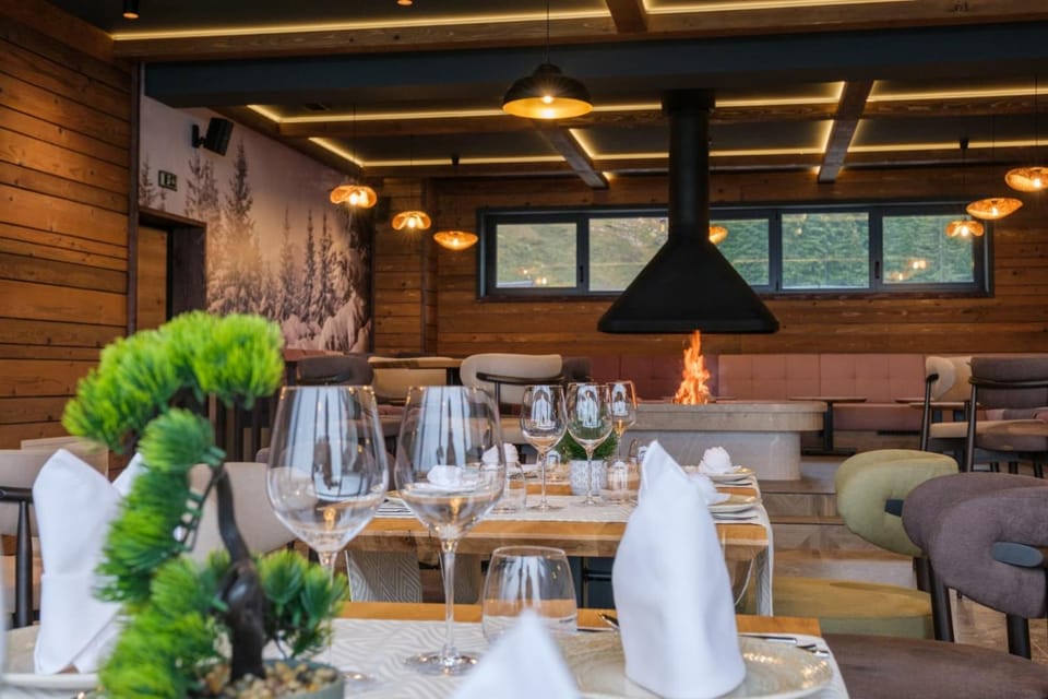 Restaurant/places to eat, Restaurant/places to eat, Food and drinks, Banquet/Function facilities, Drinks, Alcoholic drinks, Internal: Not applicable to any particular room