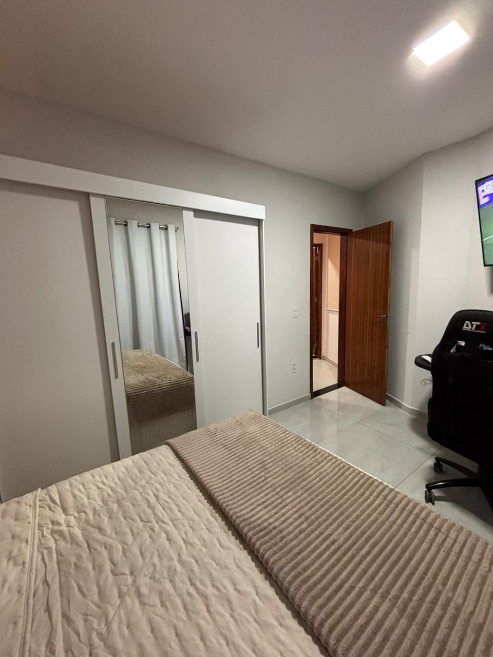 Photo of the whole room, Bedroom