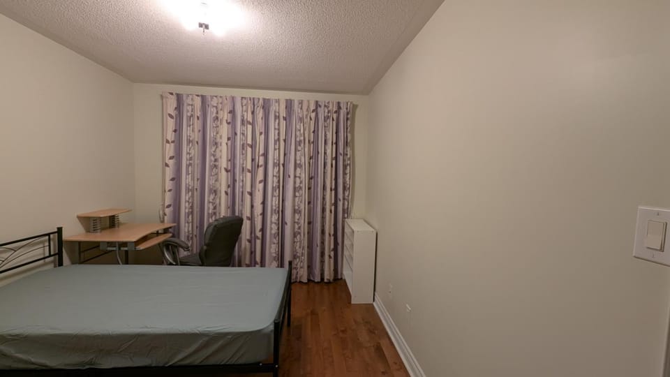 Bright Bedroom with Shared bathroom and WiFi Parking available Bed and Breakfast in Markham