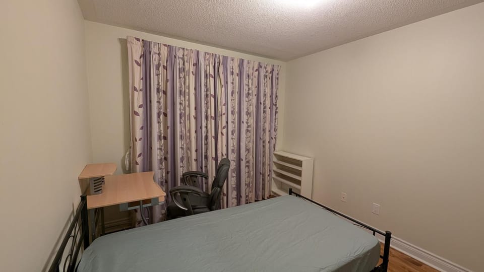 Bright Bedroom with Shared bathroom and WiFi Parking available Bed and Breakfast in Markham