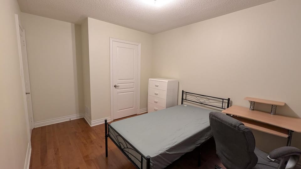 Bright Bedroom with Shared bathroom and WiFi Parking available Bed and Breakfast in Markham