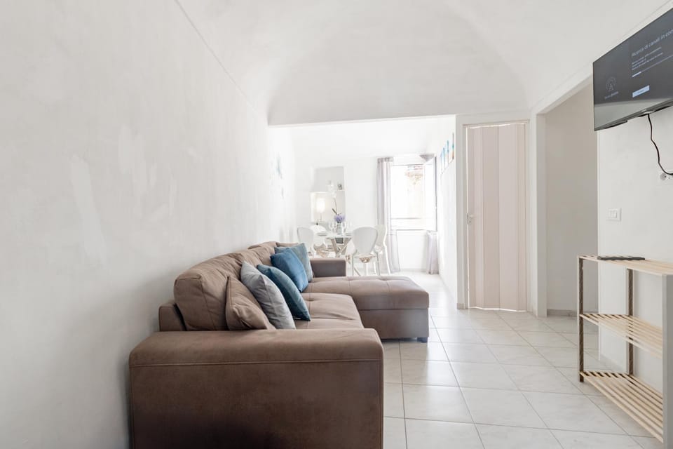 Communal lounge/ TV room, TV and multimedia, Living room, Seating area, Lunch
