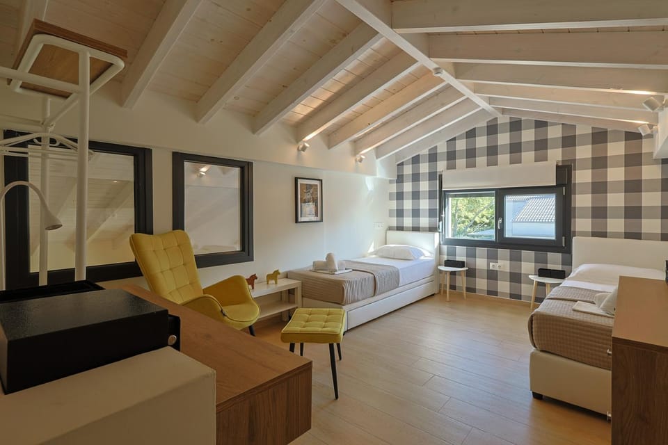 Bed, TV and multimedia, Photo of the whole room, Bedroom