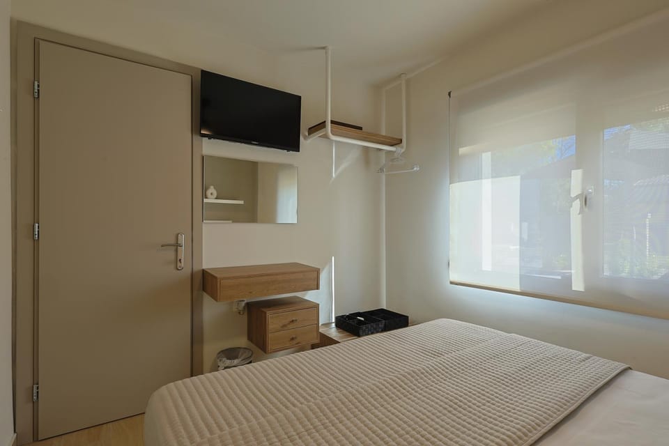Bed, TV and multimedia, Bedroom