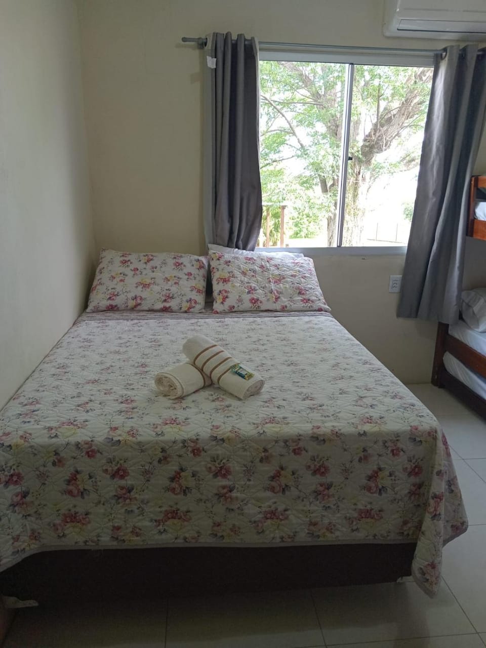 Photo of the whole room, Bedroom, towels