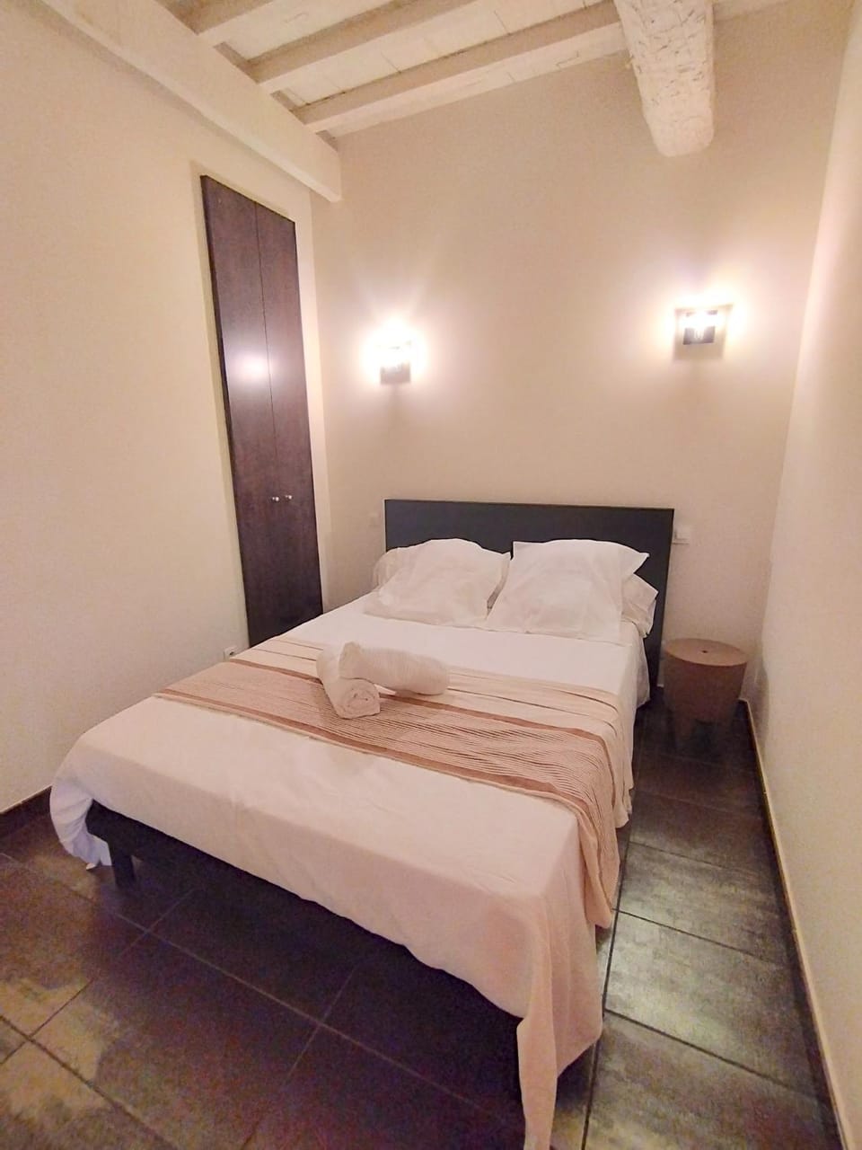 Bed, Bedroom, storage, towels