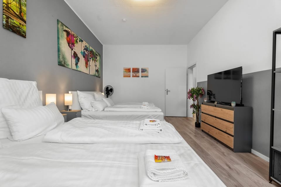 Bed, TV and multimedia, Bedroom