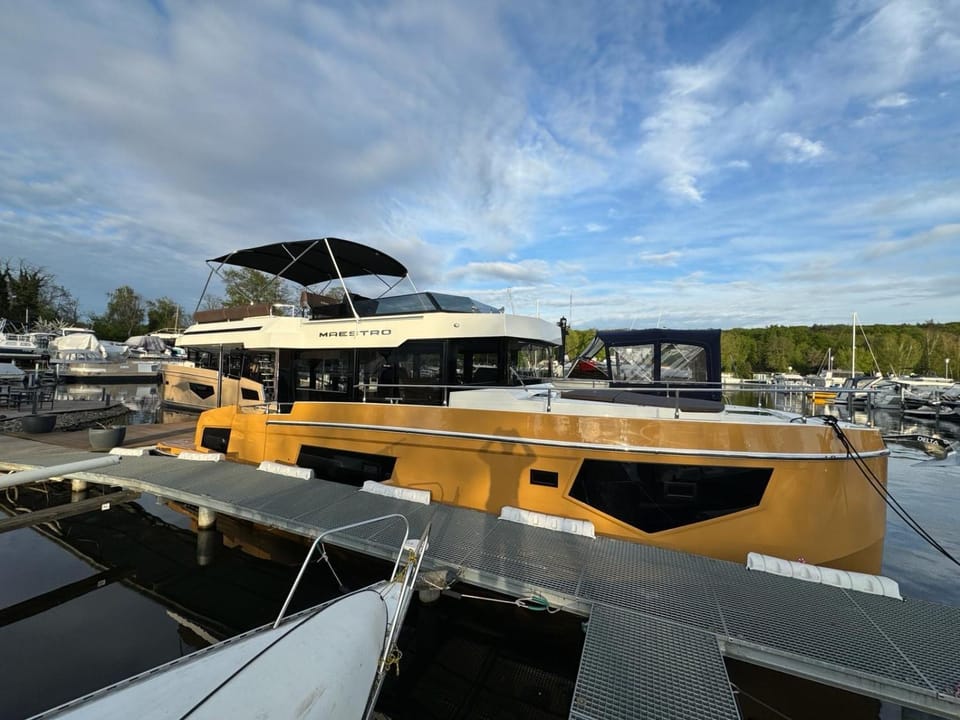 Yacht als Wohnung zu vermieten Hausboot direkt Tempelhofer Hafen Docked boat in Berlin
