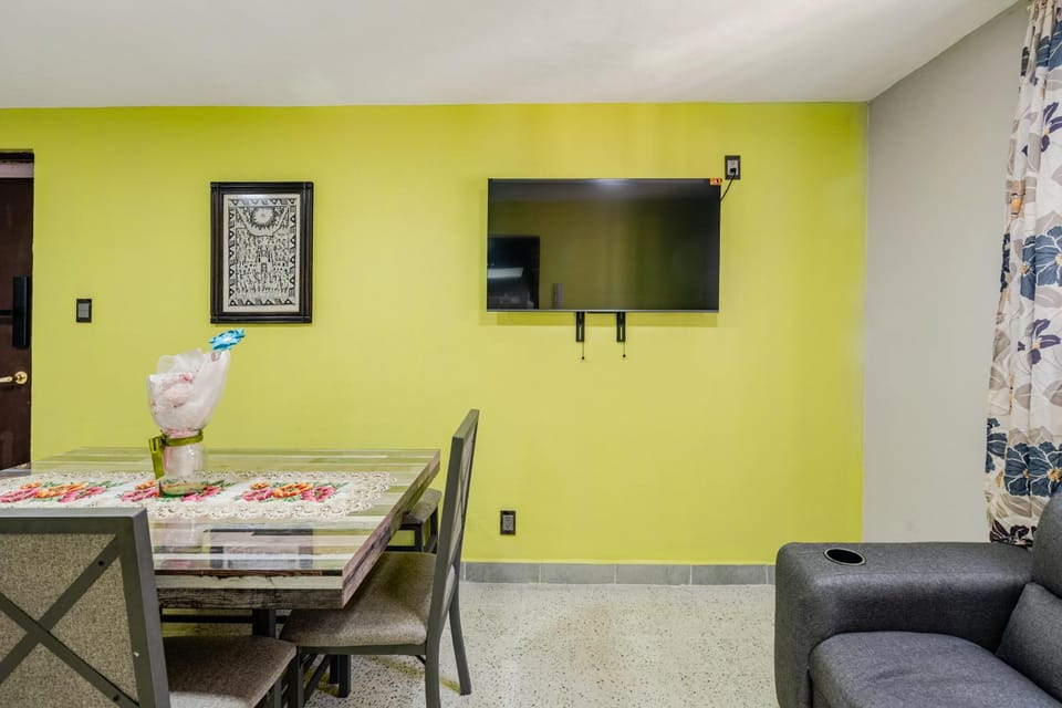 Communal lounge/ TV room, TV and multimedia, Living room, Dining area, Evening entertainment