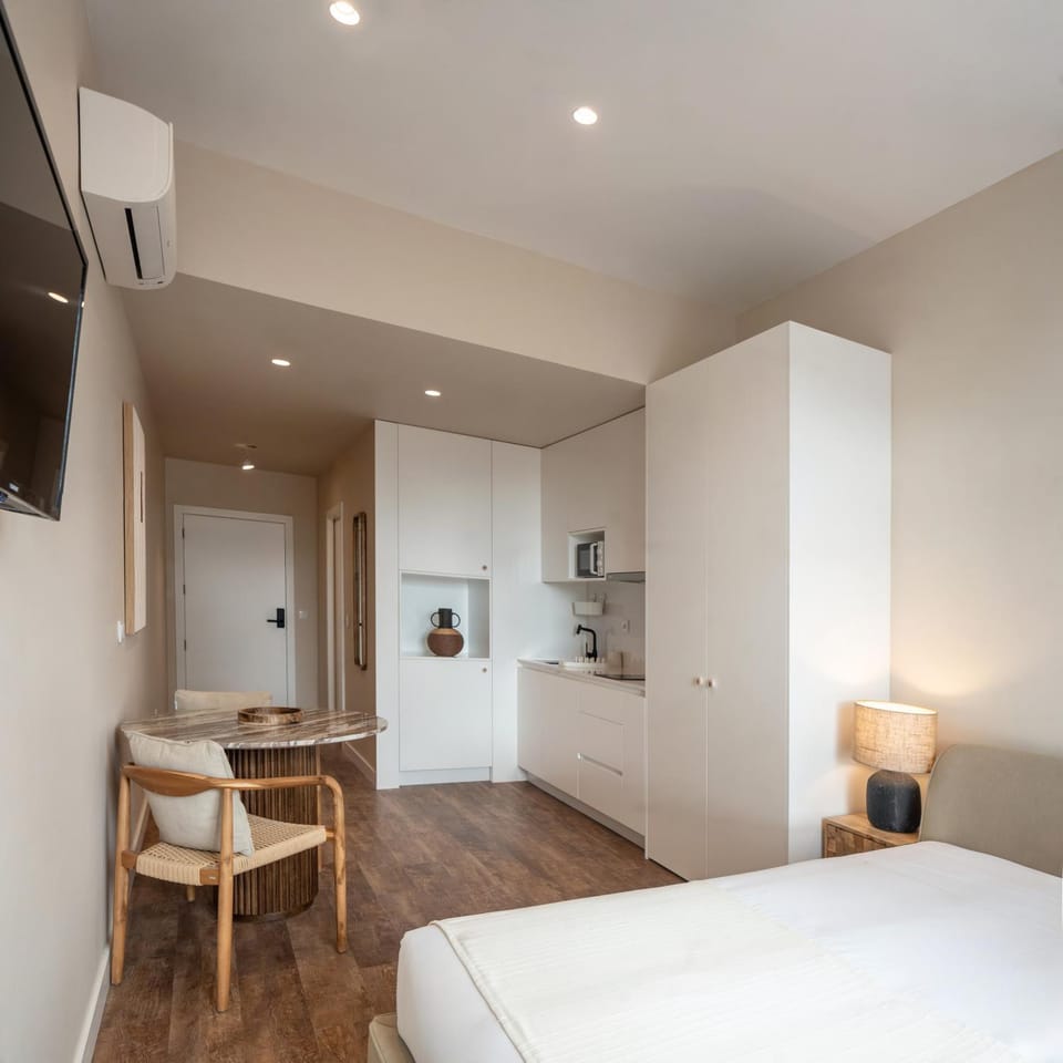 Bed, TV and multimedia, Kitchen or kitchenette, Living room, Photo of the whole room, Seating area, Dining area, Bedroom