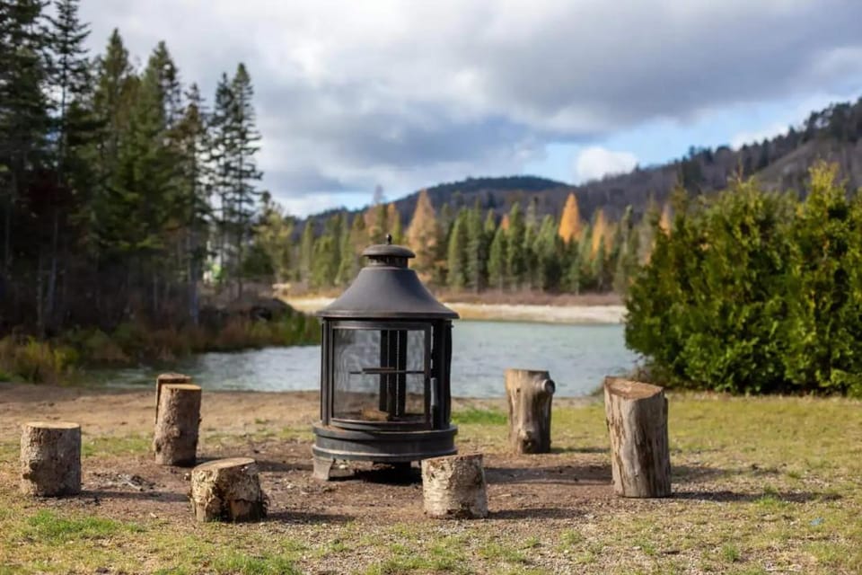 Waterfront, Spa, Sauna, Ski & Firepit St-Côme Chalet in Quebec