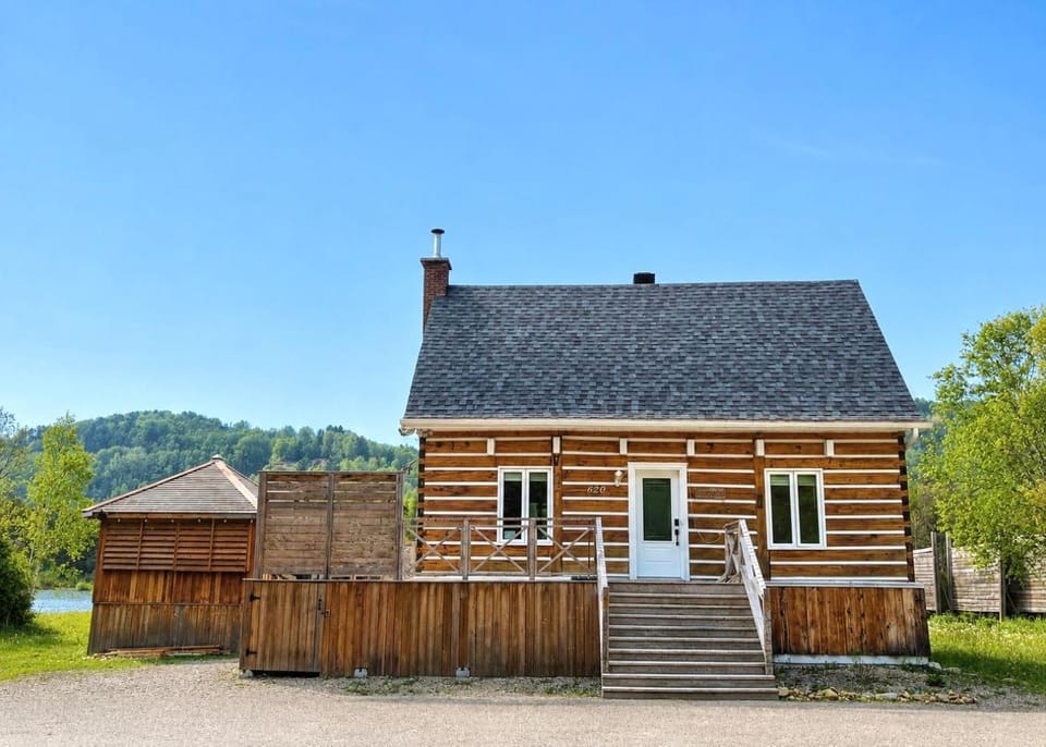 Waterfront, Spa, Sauna, Ski & Firepit St-Côme Chalet in Quebec