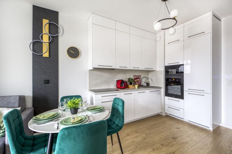 Coffee/tea facilities, Kitchen or kitchenette, Dining area, stove