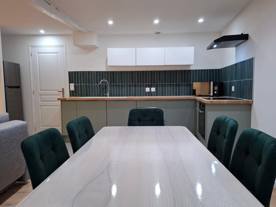 Kitchen or kitchenette, Living room, Seating area, Dining area, stove