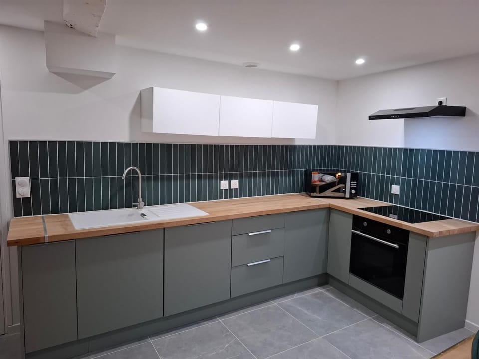 Kitchen or kitchenette, dishwasher, stove