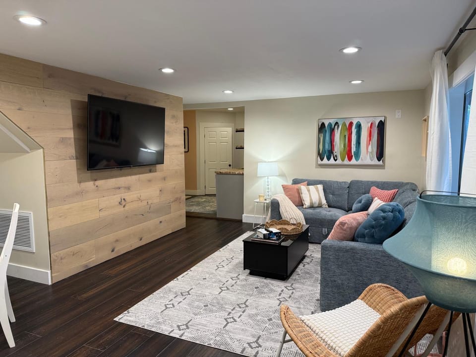 TV and multimedia, Living room, Seating area, Evening entertainment