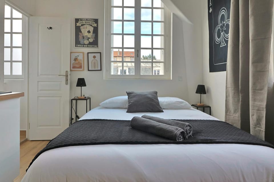 Bed, Photo of the whole room, Bedroom, towels