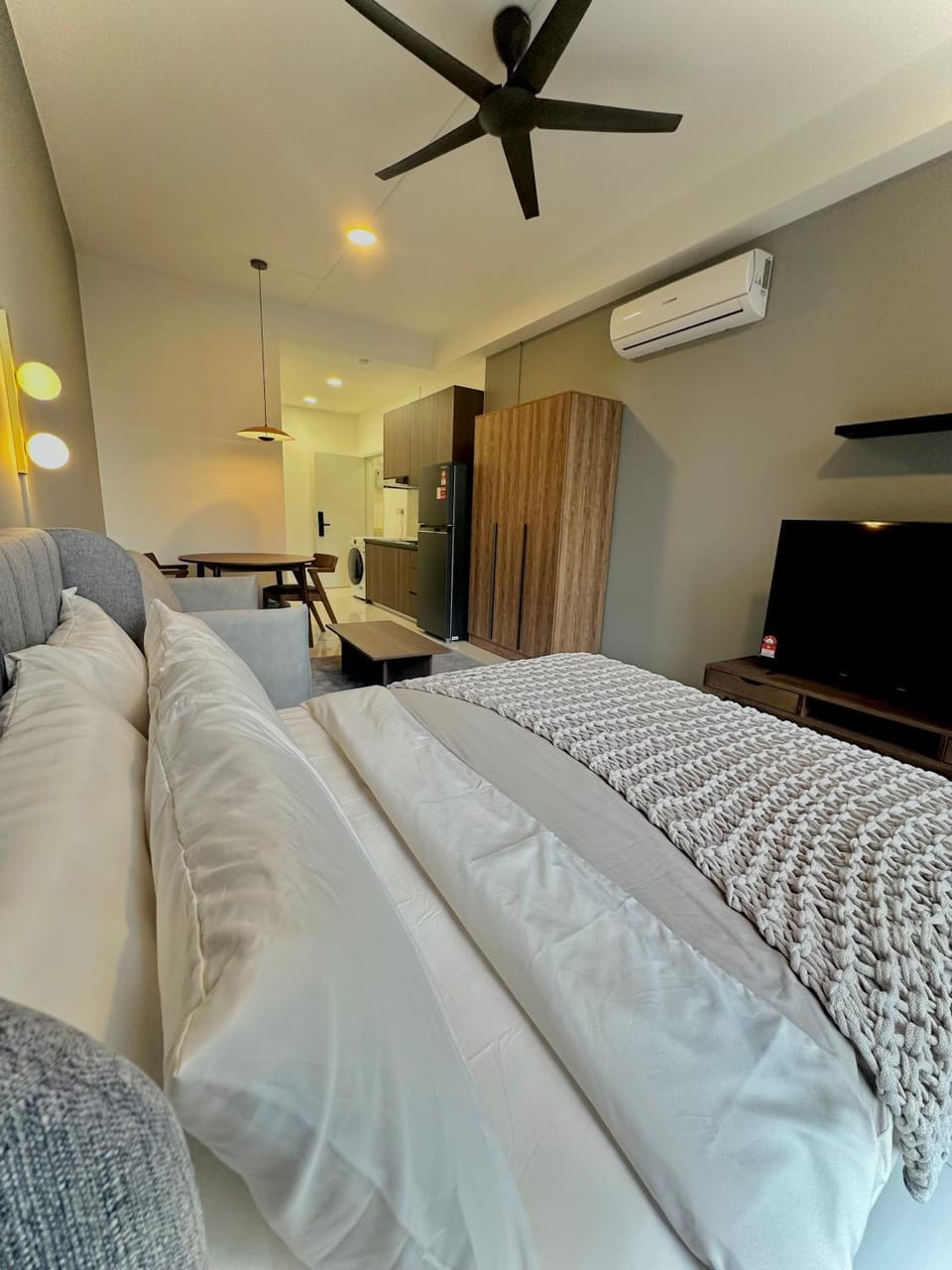 Bed, TV and multimedia, Living room, Photo of the whole room, Seating area, Bedroom, air conditioner