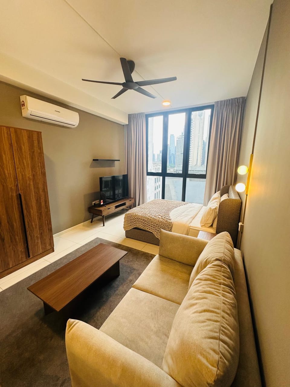 Bed, TV and multimedia, Photo of the whole room, Bedroom, air conditioner