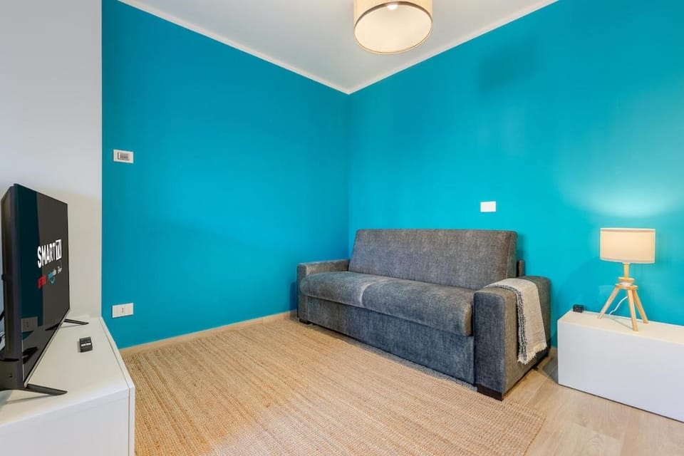 Communal lounge/ TV room, Bed, TV and multimedia, Living room, Photo of the whole room, Seating area, Evening entertainment, Bedroom
