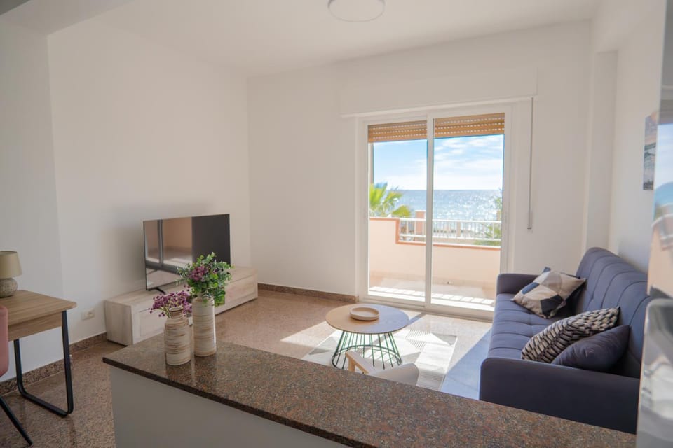 Communal lounge/ TV room, Natural landscape, TV and multimedia, Living room, Seating area, Sea view