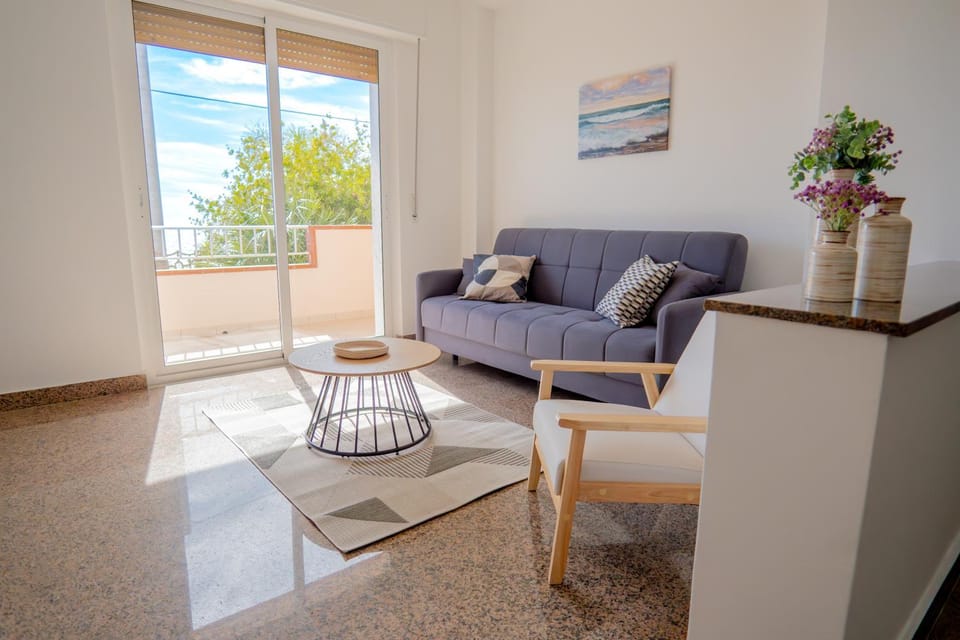 Communal lounge/ TV room, Natural landscape, TV and multimedia, Living room, Seating area, Sea view