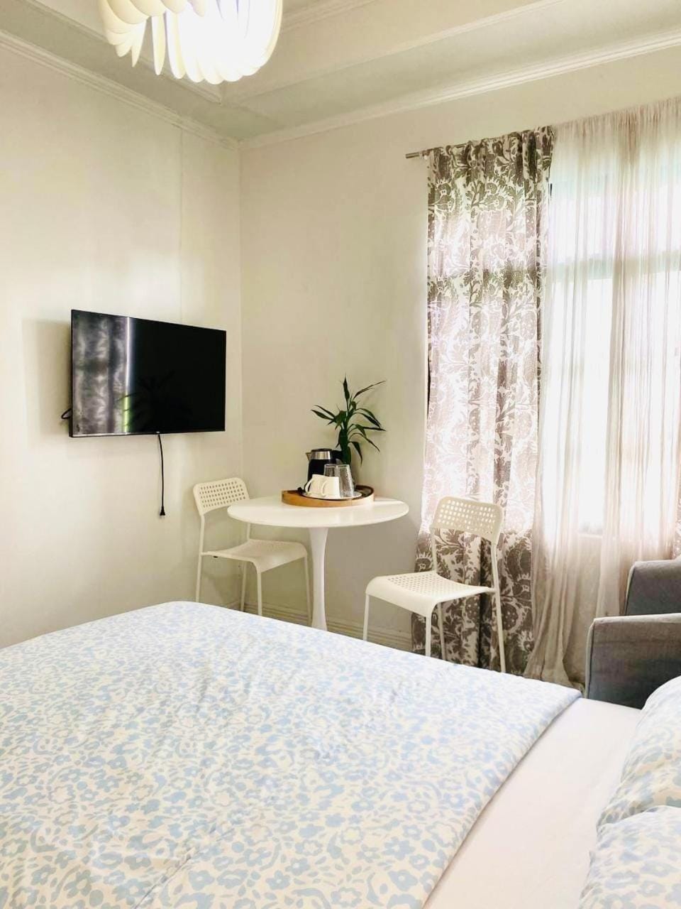Apolonia Transient House- The White Room Bed and Breakfast in Baguio