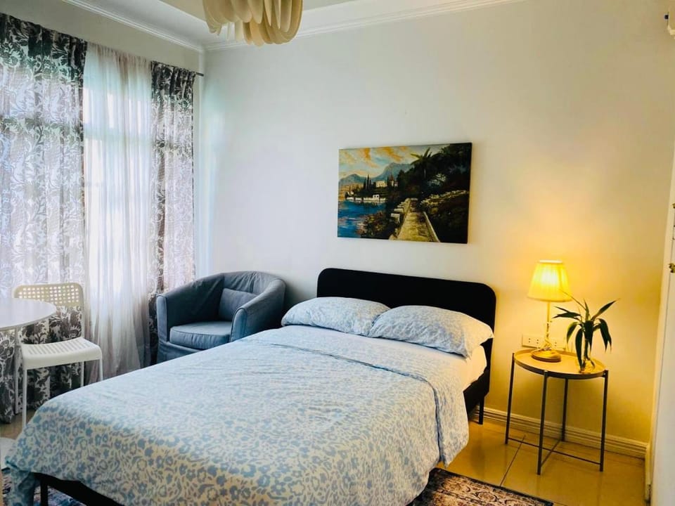 Apolonia Transient House- The White Room Bed and Breakfast in Baguio