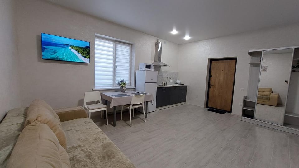 TV and multimedia, Kitchen or kitchenette, Living room, Seating area, Dining area