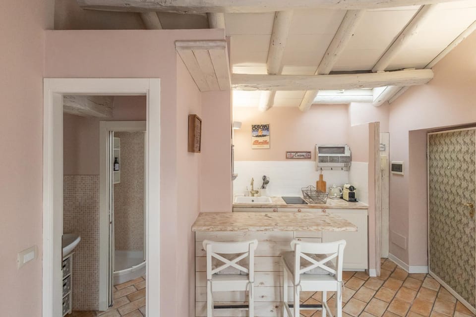 Coffee/tea facilities, Kitchen or kitchenette, Decorative detail, kitchen, air conditioner