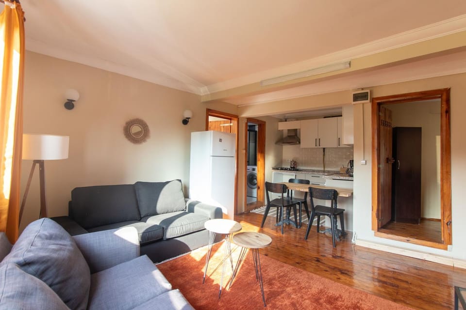 Leafy Views & Light Filled Comfort in Kuzguncuk Apartment in Istanbul