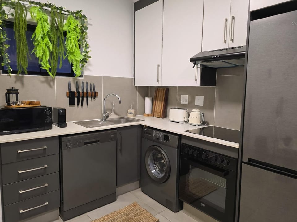 Coffee/tea facilities, dishwasher, microwave, toaster, washing machine, kitchen