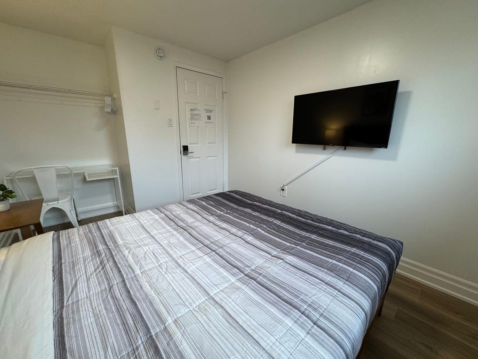 North Barrie !E Stylish and Cozy Private Bedroom with Shared Bathroom Vacation rental in Barrie
