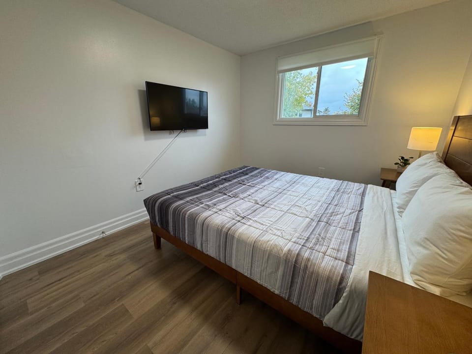 North Barrie !E Stylish and Cozy Private Bedroom with Shared Bathroom Vacation rental in Barrie