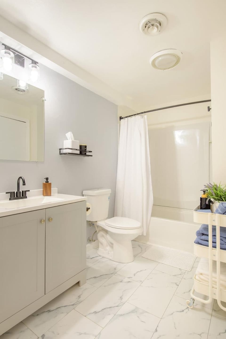 Entire Modern Cozy 2BR Apt mins SU LeMoyne DT Apartment in Dewitt