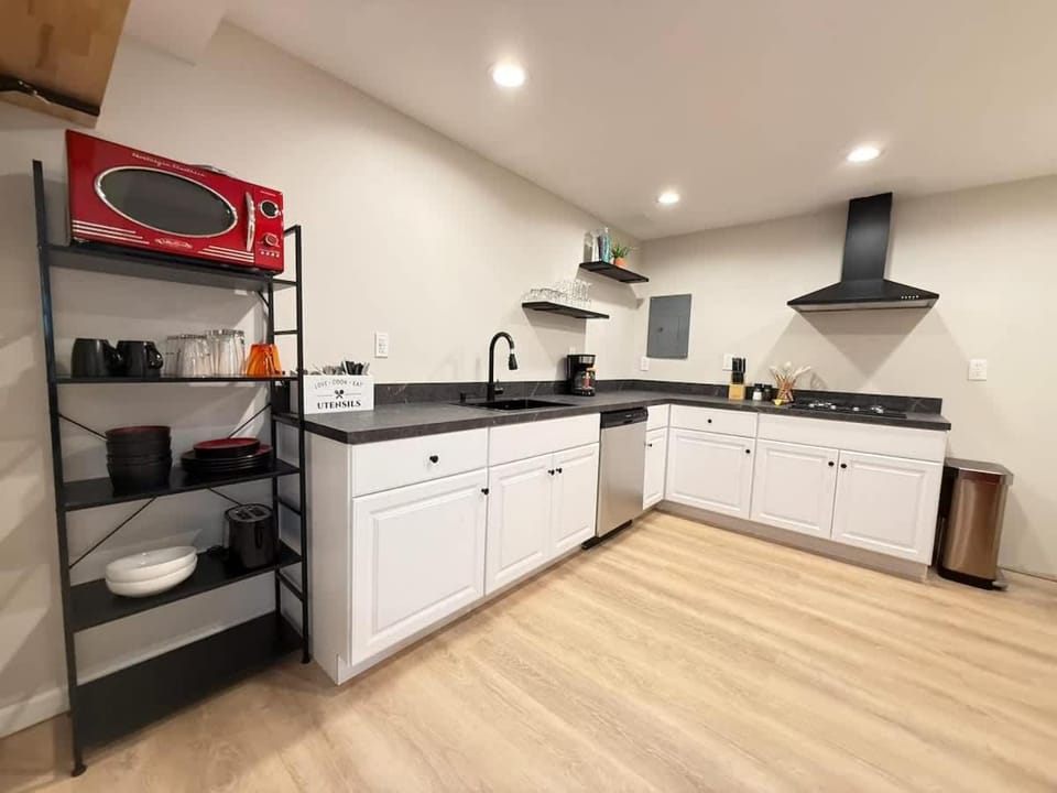 Entire Modern Cozy 2BR Apt mins SU LeMoyne DT Apartment in Dewitt
