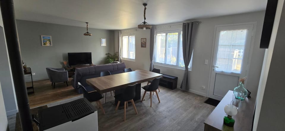 Bed, TV and multimedia, Living room, Dining area