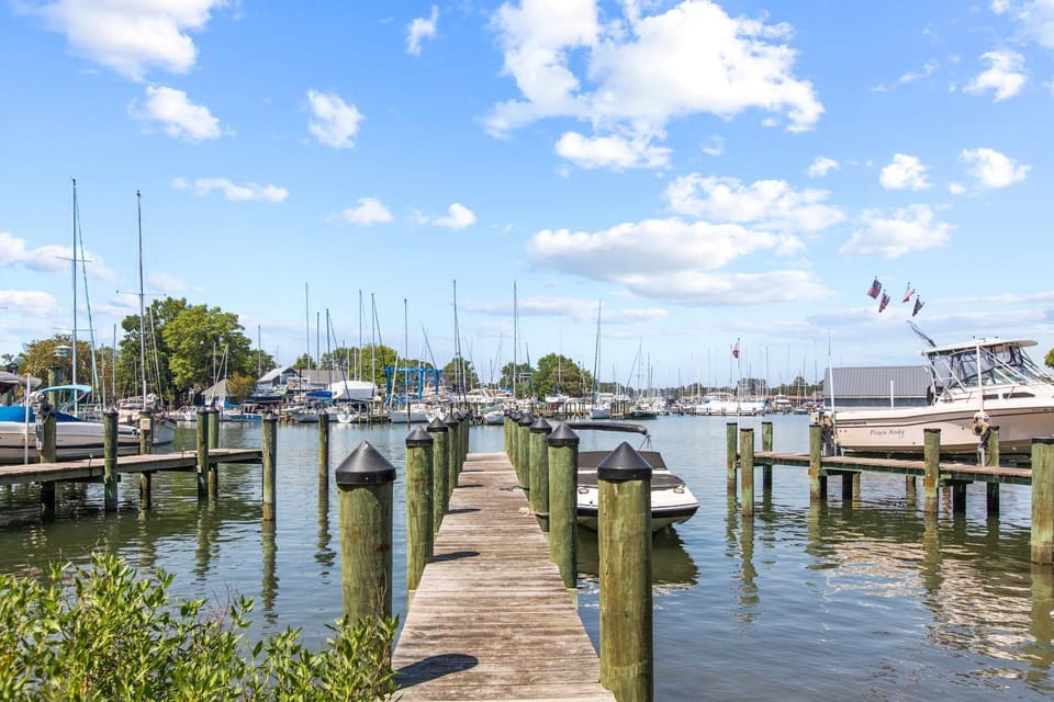Waterfront Views with King Bed in Solomons Island Apartment in Dowell