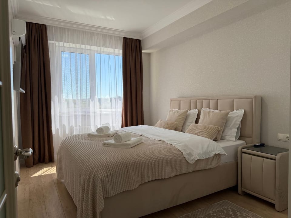 Bed, TV and multimedia, Photo of the whole room, Bedroom, Landmark view, Quiet street view, air conditioner