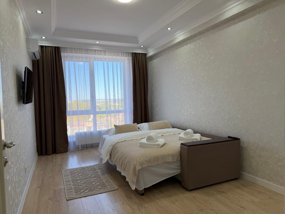 Bed, TV and multimedia, Photo of the whole room, Bedroom, towels, air conditioner