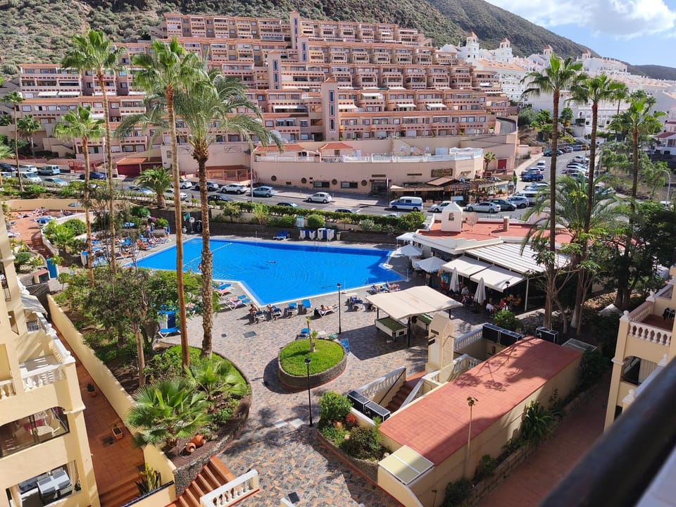 Neighbourhood, Swimming pool