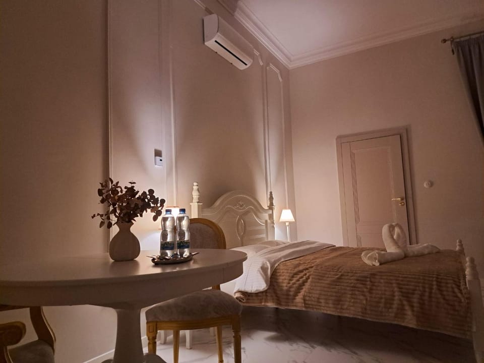 Bed, Photo of the whole room, Bedroom, air conditioner