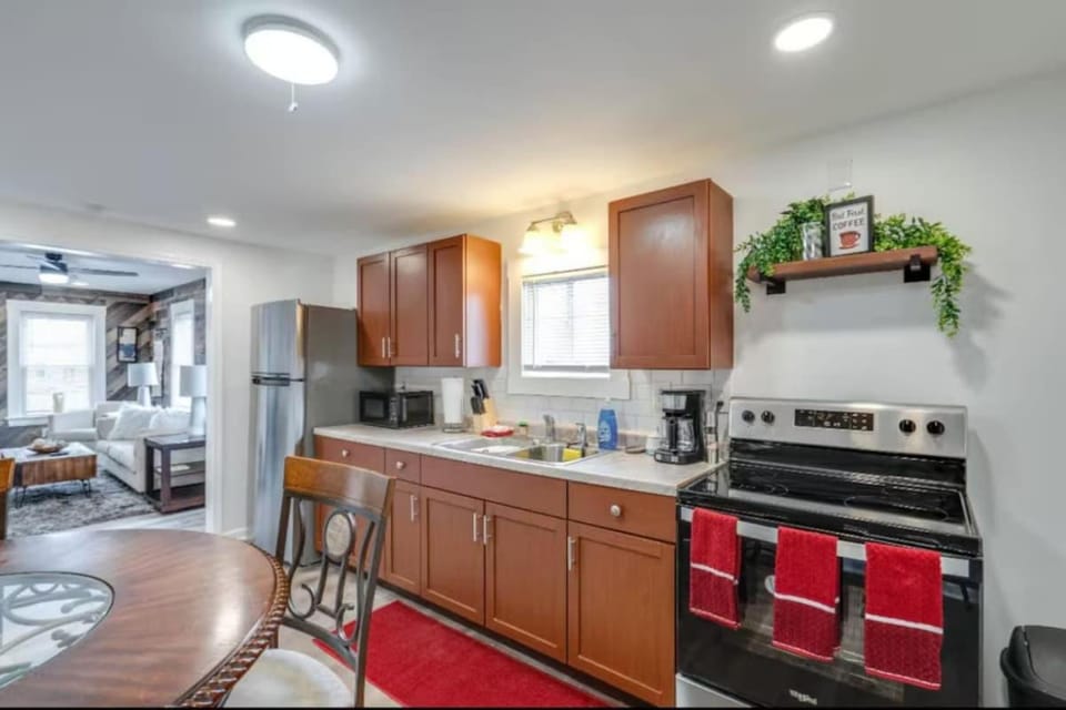 Coffee/tea facilities, Kitchen or kitchenette, stove, toaster